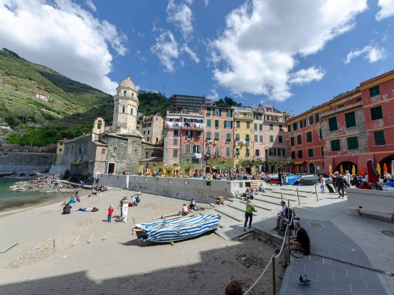 Joivy Family Flat With Little Patio, Cinque Terre Lägenhet Vernazza Exteriör bild